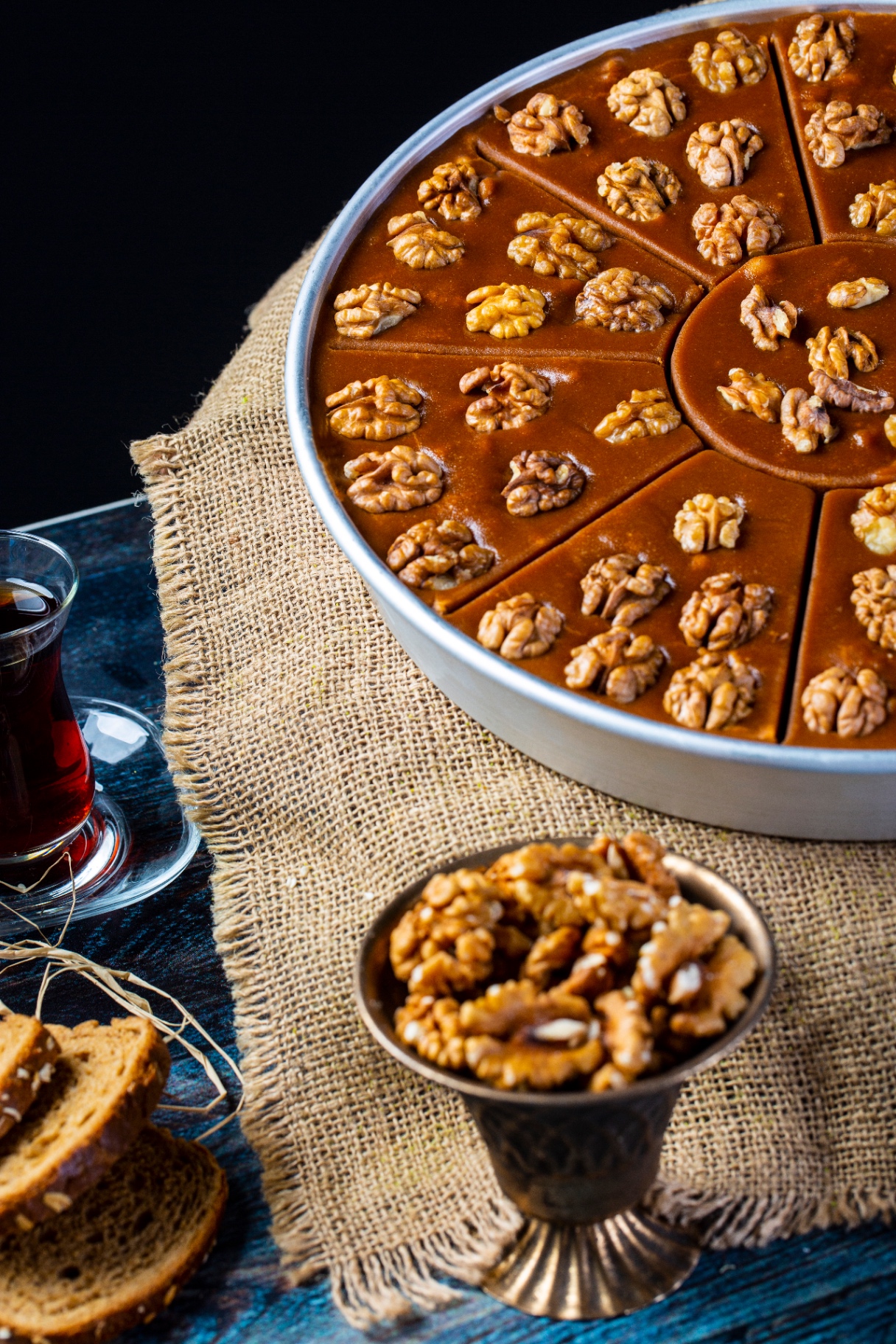 Taca 5 kg chałwy Oruç Dede dekorowana orzechami włoskimi, krojona jak baklava