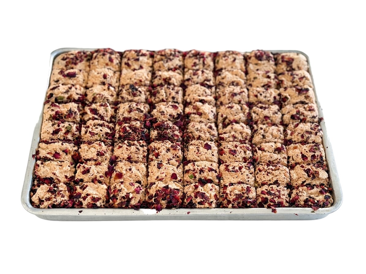 Chałwa sezamowa o smaku granatu z płatkami róży krojona jak Baklava – taca 5kg — tradycyjna chałwa turecka sezamowa Oruç Dede, mała manufaktura ze Stambułu, chałwa bez emulgatorów i bez oleju palmowego